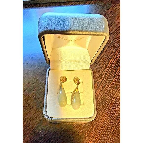 Luxurious 14k Gold Jade Stud Earrings: Handcrafted Green Gemstone Jewelry - Picture 4 of 7